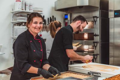 Ariane Hensch und Sven Walton beim Backen