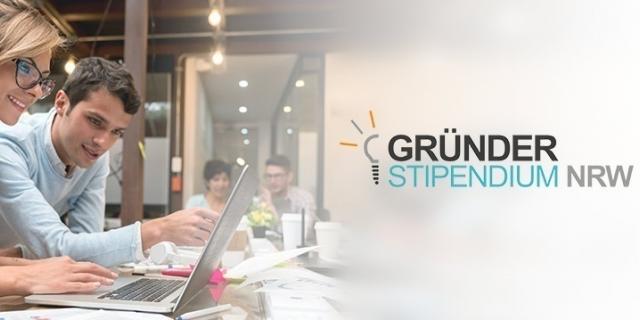 Logo des Gründerstipendium NRW und zwei Menschen vor einem Laptop