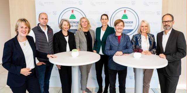 Die Jury-Mitglieder des Gründerpreises stehen an Stehtischen