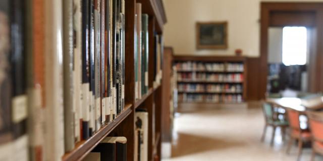Ein Bücherregal