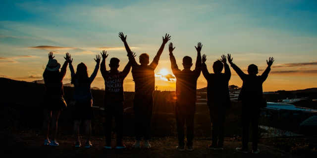 Menschen schauen sich den Sonnenuntergang an