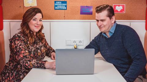 Sophie Frères und Philippe Frères sitzen am Tisch mit einem Laptop.