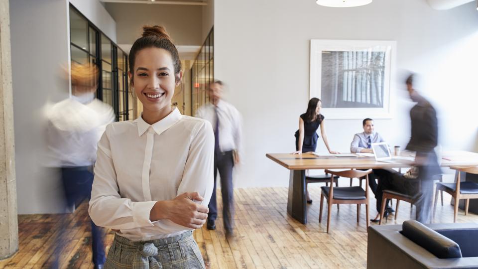 Eine Frau steht in einem Büro