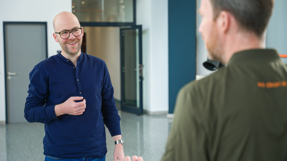 Simon Kemper talking to another man.