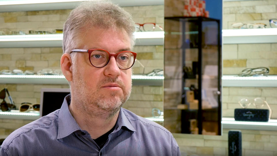 Nils Berndt in front of a rack with glases