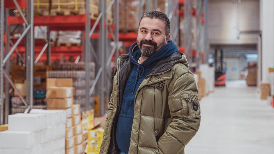 Canan Karadag, Gründer der Karadag Supermärkte, steht in einer Lagerhalle