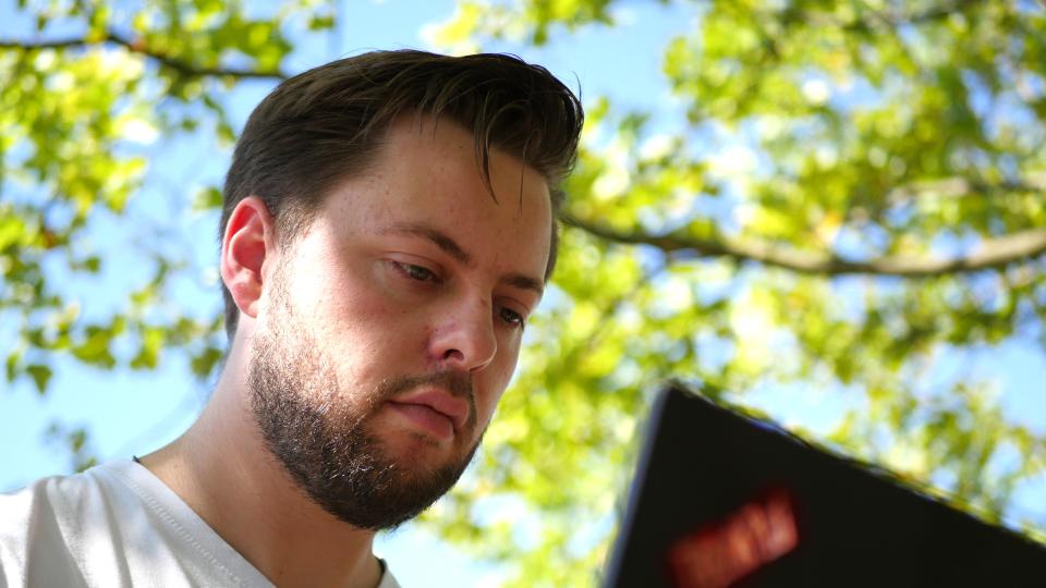 Mirko Mollik sitzt vor einem Laptop