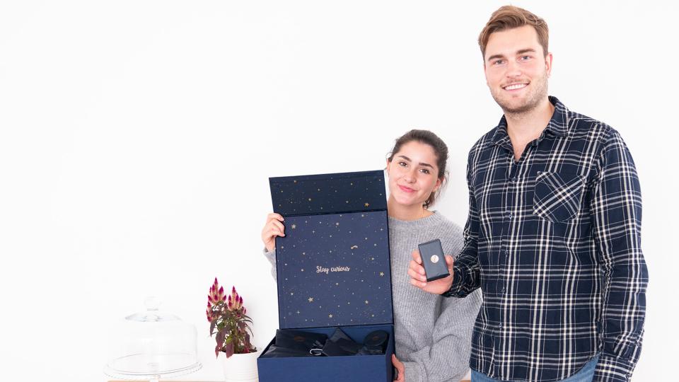 Die adventsome Gründer:innen Lea und Josias mit ihrem Kalender