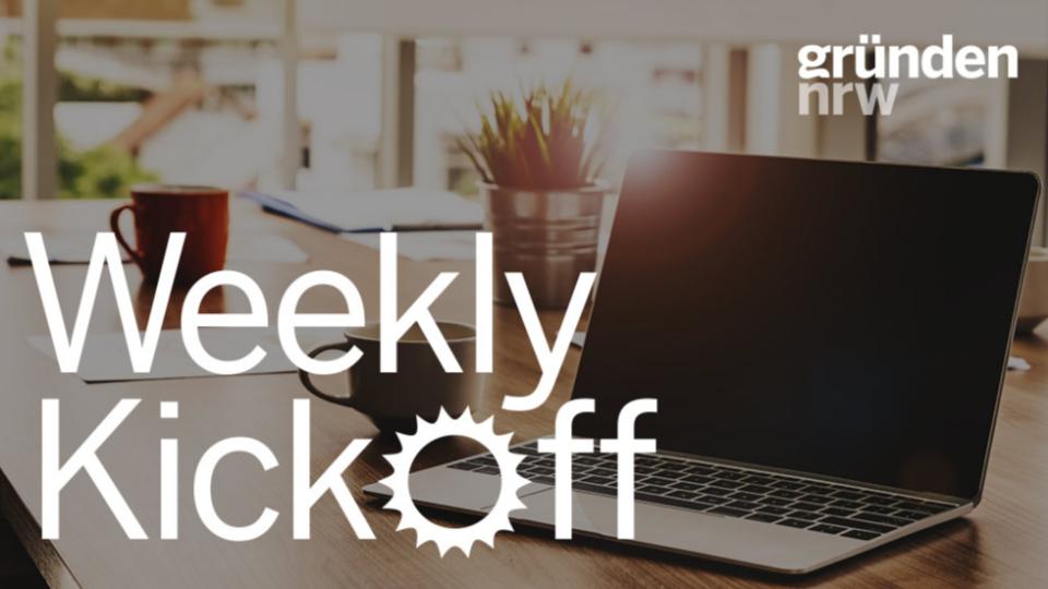 Aufgeklappter Laptop auf einem Schreibtisch. Davor der Schriftzug Weekly Kickoff.