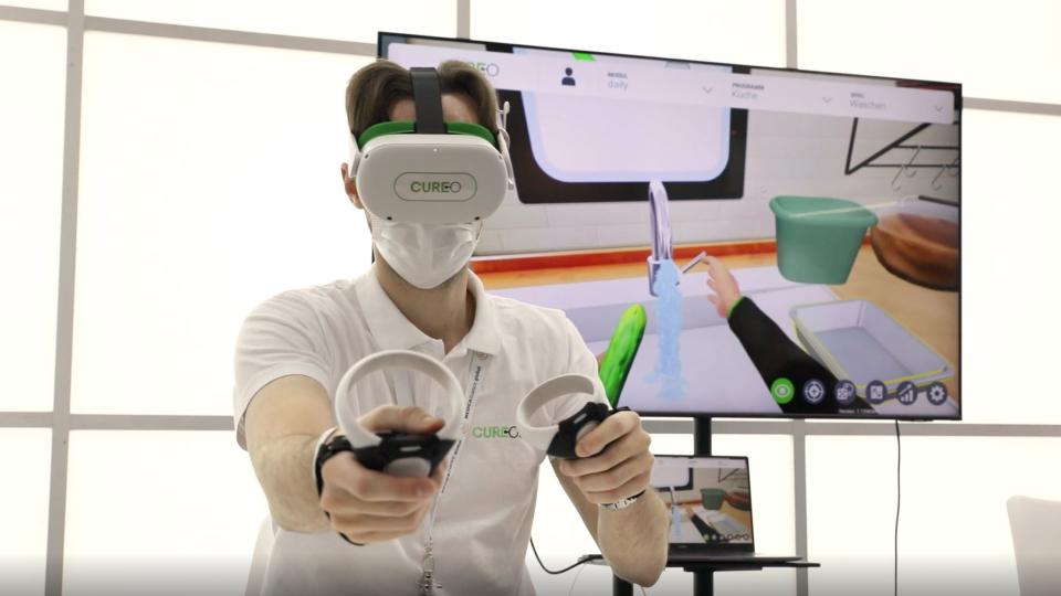 Mann steuert mit VR-Brille und Steuerungsknüppel