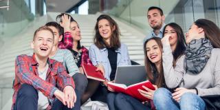 Schülerinnen und Schüler sitzen auf einer Treppe