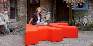 Birgitta Lancé sitzt auf einem von ihr erstellten Sitzmöbelstück.