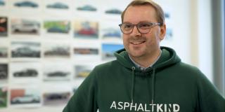 Nils Freyberg wearing a green Hoodie with the inscription Asphaltkind