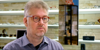 Nils Berndt in front of a rack with glases