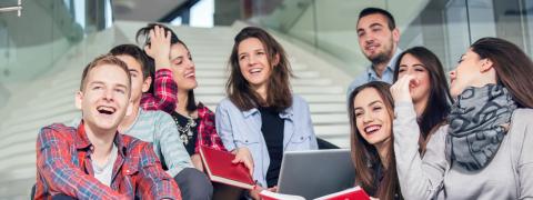 Schülerinnen und Schüler sitzen auf einer Treppe