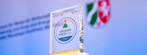 Pokal des GRÜNDERPREIS NRW 2020
