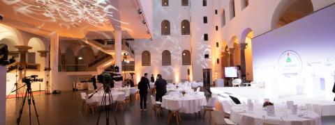 The room of the Gründerpreis with stage, tables and cameras