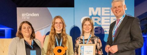 SeedMe founders Natascha Heinrich and Luisa Leinweber receive their price by state secretary Christoph Dammermann