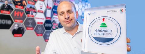 Christian Hülsewig of Schüttflix holds the GRÜNDERPREIS NRW