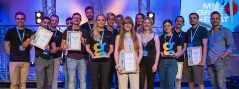 Gruppenbild der Gewinner des Finale der Roadshow "Meet, Greet + Beat" mit Ministerin Neubaur