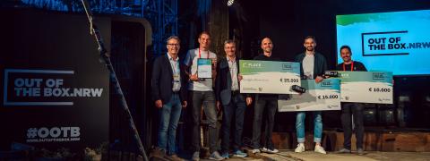 Die Gewinner des OUT OF THE BOX.NRW 2023 auf der Bühne