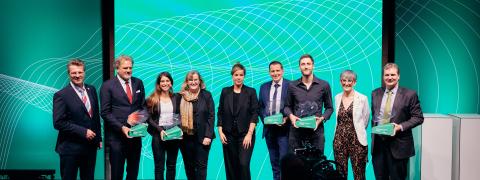 Gruppenbild der Gewinner des Innovationspreises 2023 mit Ministerin Neubaur.