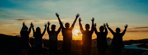 Menschen schauen sich den Sonnenuntergang an