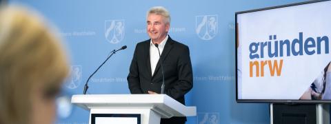 Minister Prof. Dr. Andreas Pinkwart bei der Pressekonferenz zum Launch von Gründen.NRW