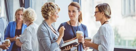 Frauen unterhalten sich bei einer Networking-Veranstaltung