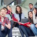 Schülerinnen und Schüler sitzen auf einer Treppe