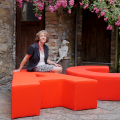 Birgitta Lancé sitzt auf einem von ihr erstellten Sitzmöbelstück.