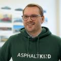 Nils Freyberg wearing a green Hoodie with the inscription Asphaltkind