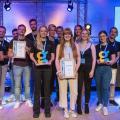 Gruppenbild der Gewinner des Finale der Roadshow "Meet, Greet + Beat" mit Ministerin Neubaur