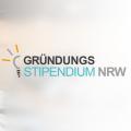 Logo of the GRÜNDUNGSSTIPENDIUM NRW and two people in front of a laptop
