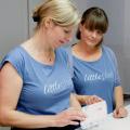 Lynn Marie Zapp and Meike Haagmans, the founders of littleplan, are standing on a hight table