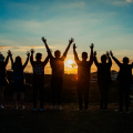 Menschen schauen sich den Sonnenuntergang an
