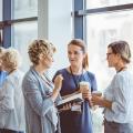 Frauen unterhalten sich bei einer Networking-Veranstaltung