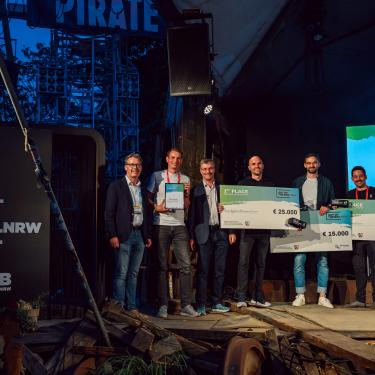 Die Gewinner des OUT OF THE BOX.NRW 2023 auf der Bühne
